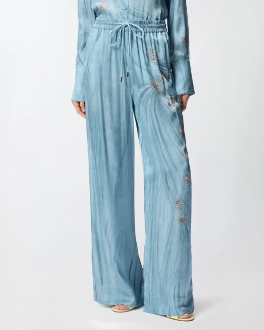 Pantalones fluidos con estampado aplicado de joyas