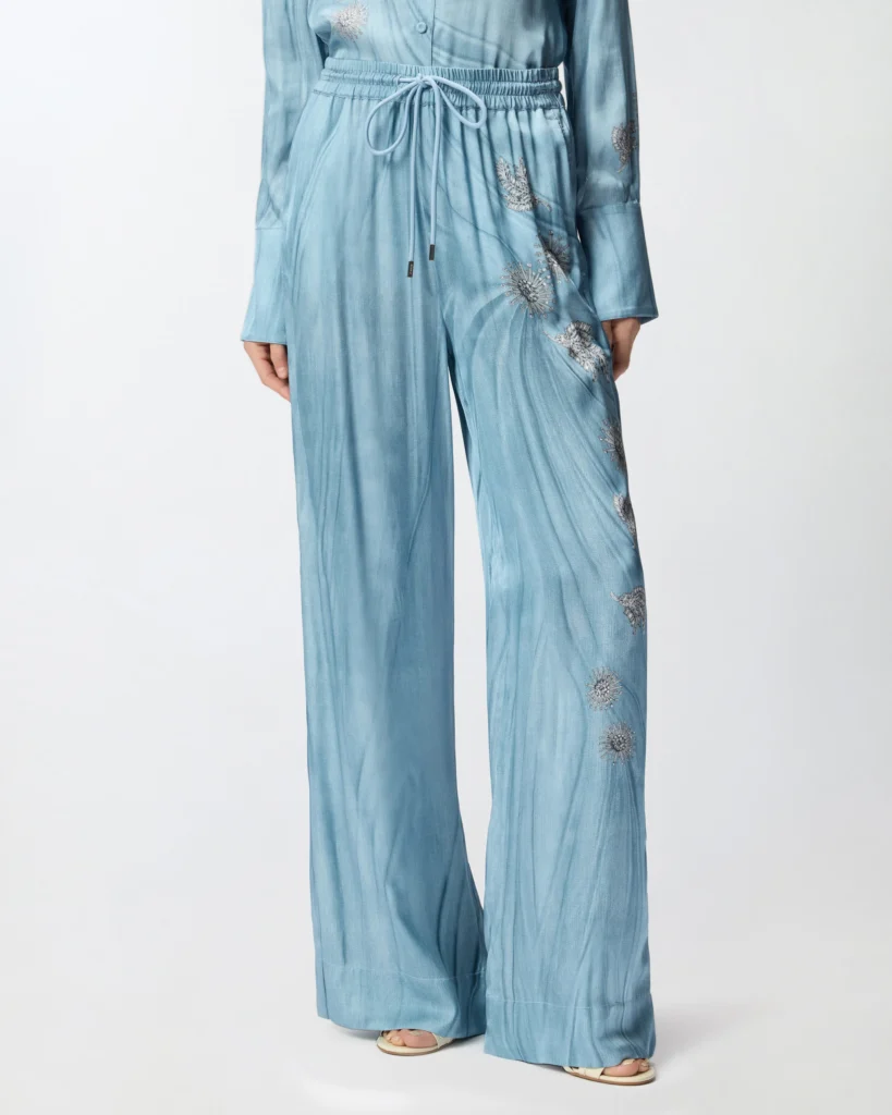 Pantalones fluidos con estampado aplicado de joyas