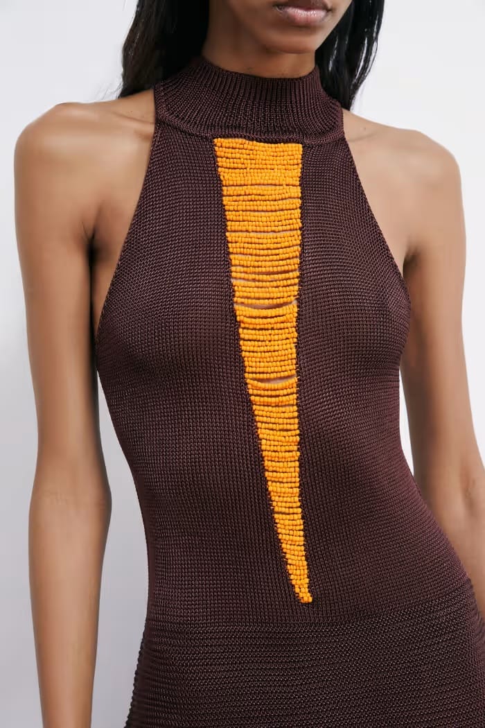 Detalle perlas naranjas y tejido de punto vestido Patrizia Pepe para CLNDSTNO