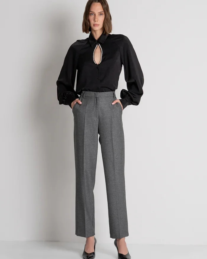 Pantalón chino de corte regular confeccionado en tejido de espiga - Pronto