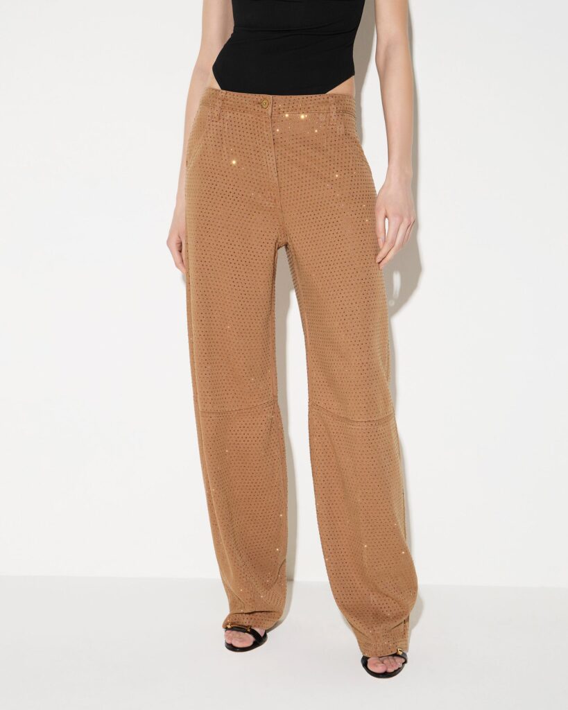 Pantalón denim de línea globo con estrás de Elisabetta Franchi para CLNDSTNO