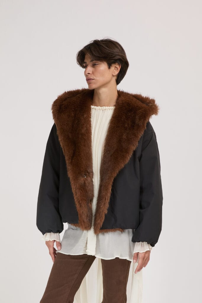 Chaqueta corta negra con capucha de pelo marrón Eleh