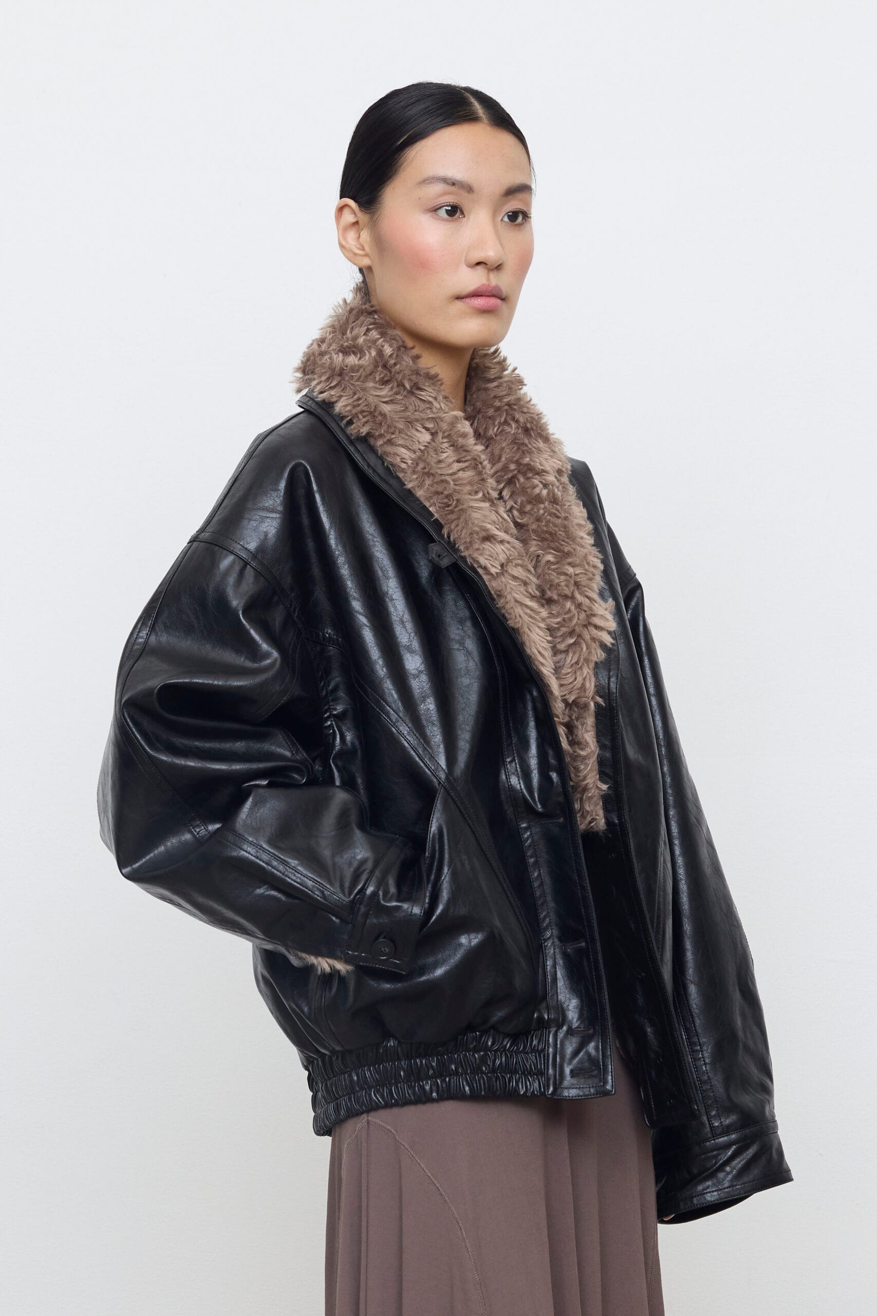 Cazadora bomber de ecopiel con cuello de borreguillo Eleh