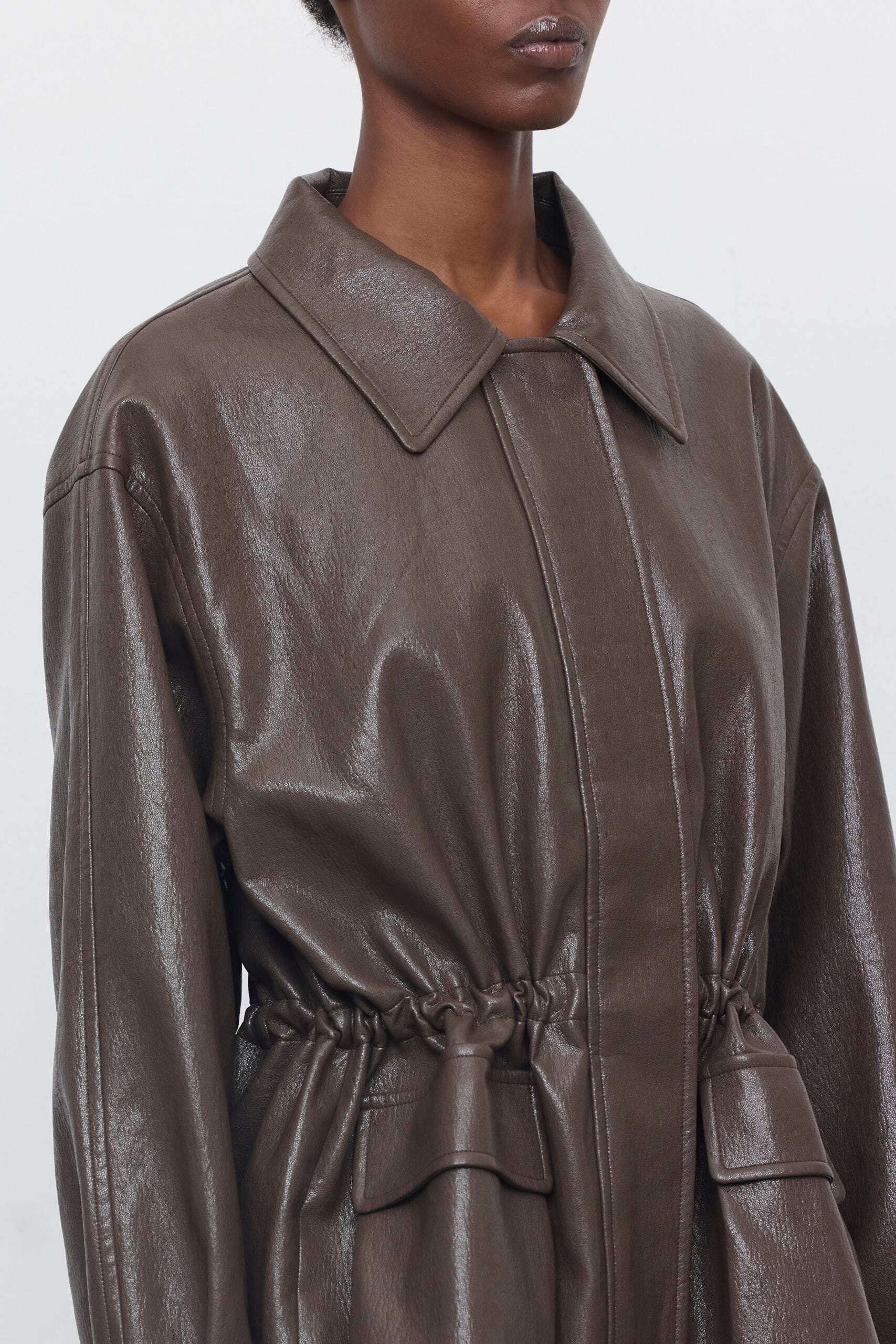 Chaqueta sahariana de ecopiel efecto acharolado Eleh - Imagen 2