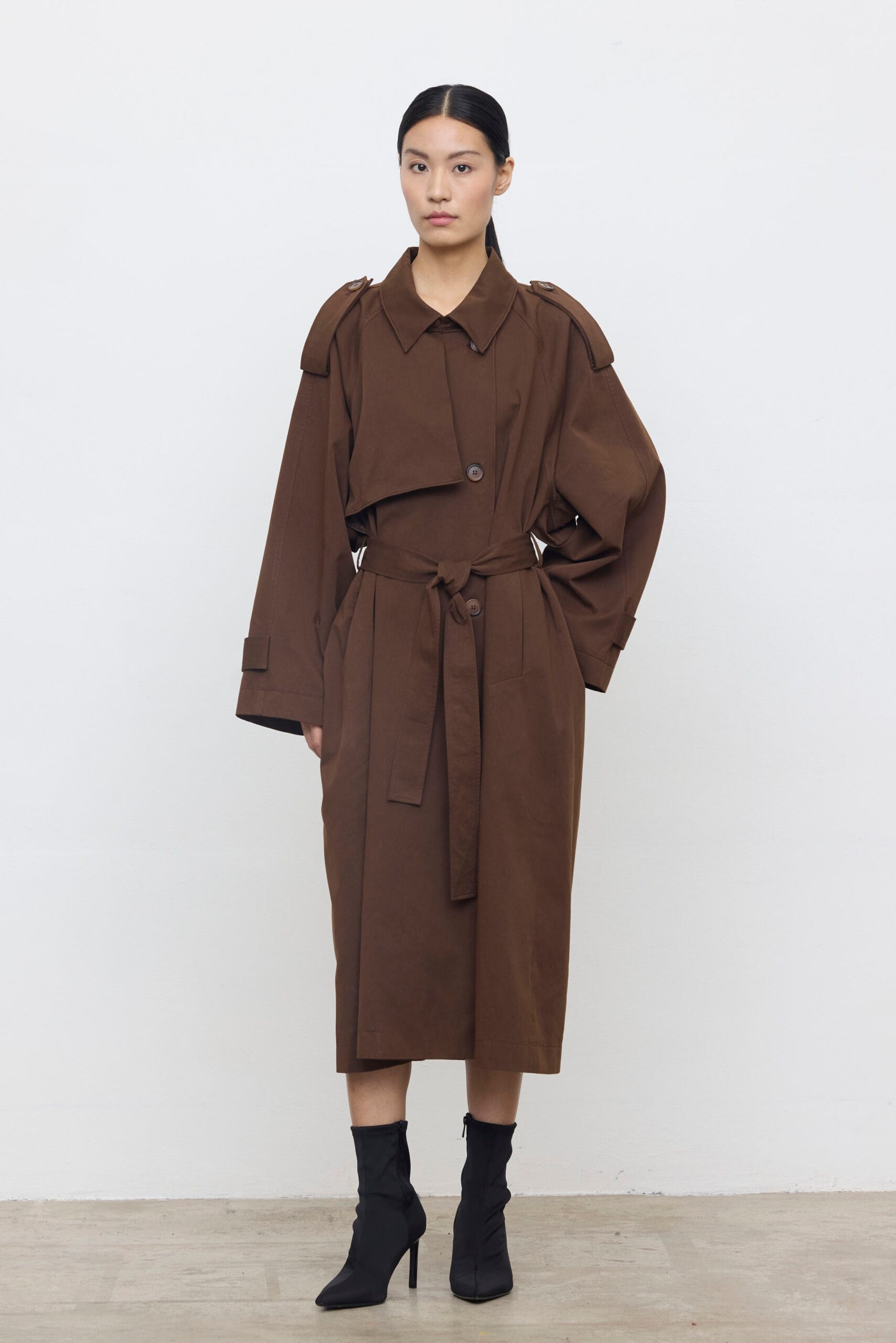 Trench largo fluido con cinturón y canesú Eleh marrón