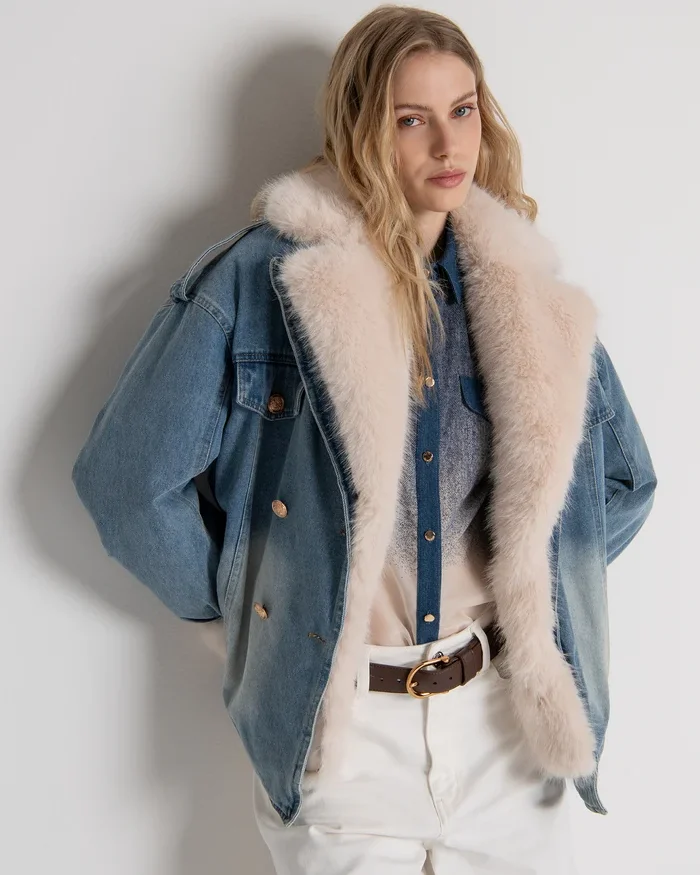 Chaqueta en tejido vaquero con lavado vintage y pelo sintético
