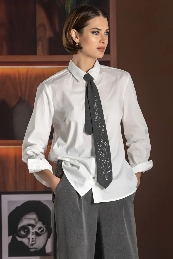 Camisa blanca con corbata de FourSoul para CLNDSTNO