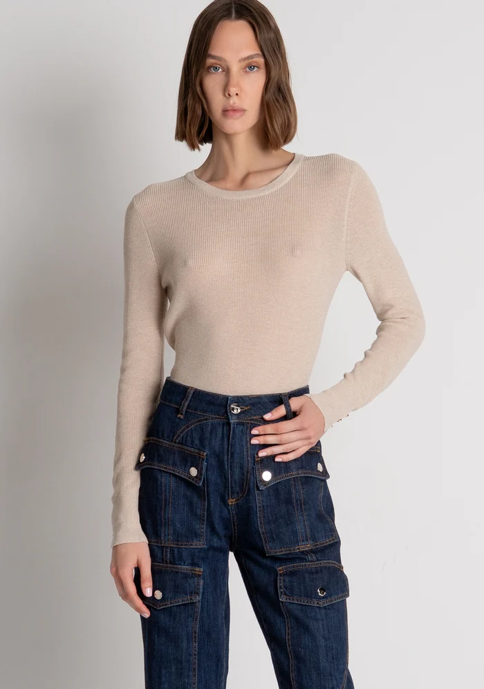 Detalle tiro y acabado denim oscuro vaquero bootcut Fracomina
