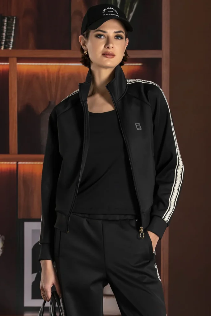 Chaqueta negra con tira blanca de FourSoul