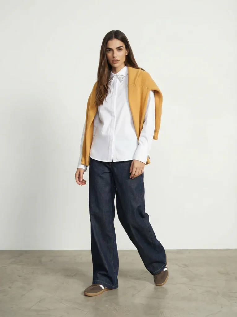 Camisa de popelina con strass en el cuello de JJL Collection